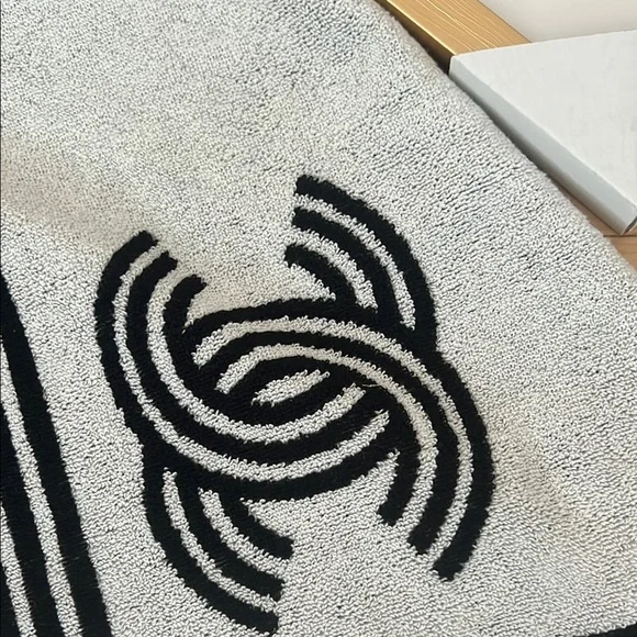 CHANEL Tennis Set with Black and White Accents - Picture 4 of 8